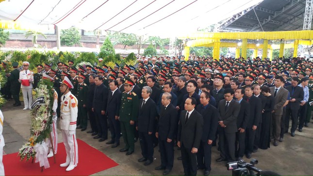 Hàng ngàn người tiễn biệt 13 liệt sĩ hy sinh tại Rào Trăng ảnh 1