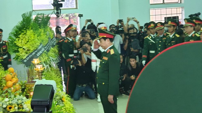 Hàng ngàn người tiễn biệt 13 liệt sĩ hy sinh tại Rào Trăng ảnh 10