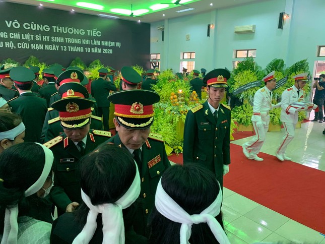 Hàng ngàn người tiễn biệt 13 liệt sĩ hy sinh tại Rào Trăng ảnh 11