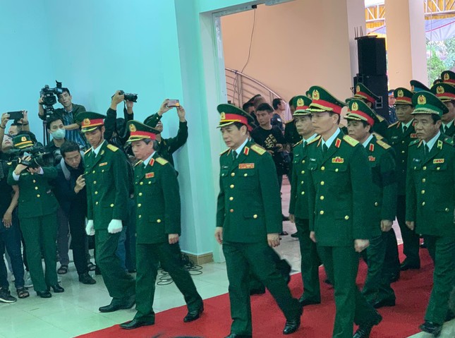 Hàng ngàn người tiễn biệt 13 liệt sĩ hy sinh tại Rào Trăng ảnh 9