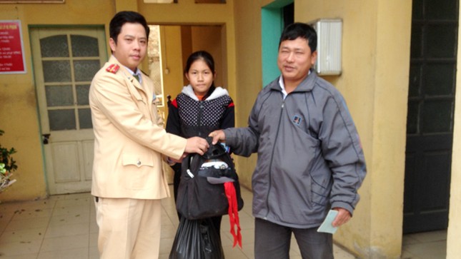CSGT giúp đỡ bé gái lên Hà Nội tìm mẹ bị lạc đường ảnh 1
