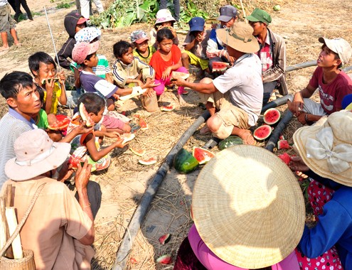 Dưa hấu thừa ế, chất đống vì sản xuất thiếu quy củ ảnh 2