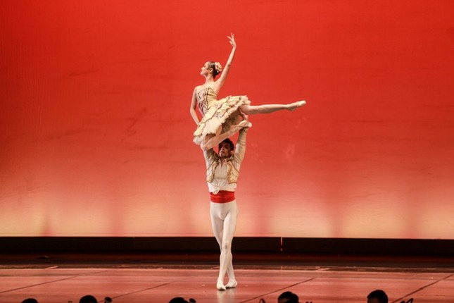 Xem Paris Ballet- kẻ rưng rưng người… buồn ngủ ảnh 3