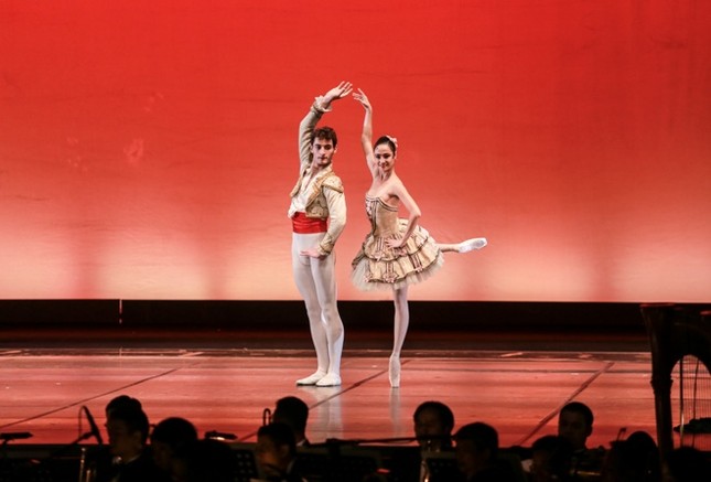 Xem Paris Ballet- kẻ rưng rưng người… buồn ngủ ảnh 4
