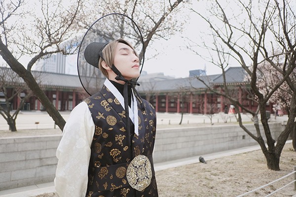 Mặc Hanbok, Sơn Tùng M-TP đẹp trai không kém sao Hàn ảnh 1