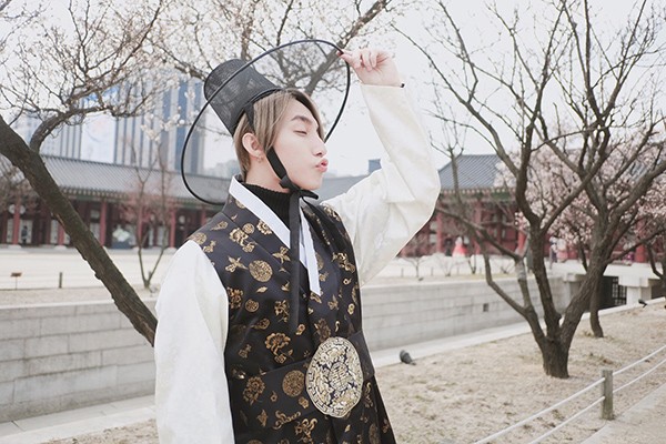 Mặc Hanbok, Sơn Tùng M-TP đẹp trai không kém sao Hàn ảnh 2