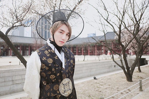 Mặc Hanbok, Sơn Tùng M-TP đẹp trai không kém sao Hàn ảnh 3