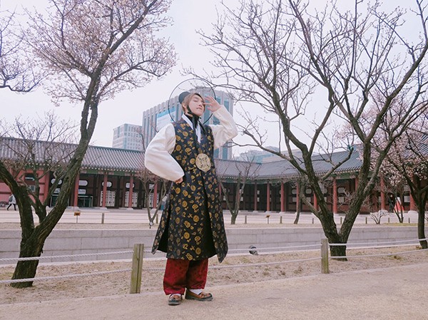 Mặc Hanbok, Sơn Tùng M-TP đẹp trai không kém sao Hàn ảnh 4