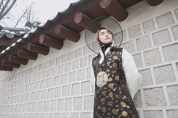 Mặc Hanbok, Sơn Tùng M-TP đẹp trai không kém sao Hàn ảnh 6