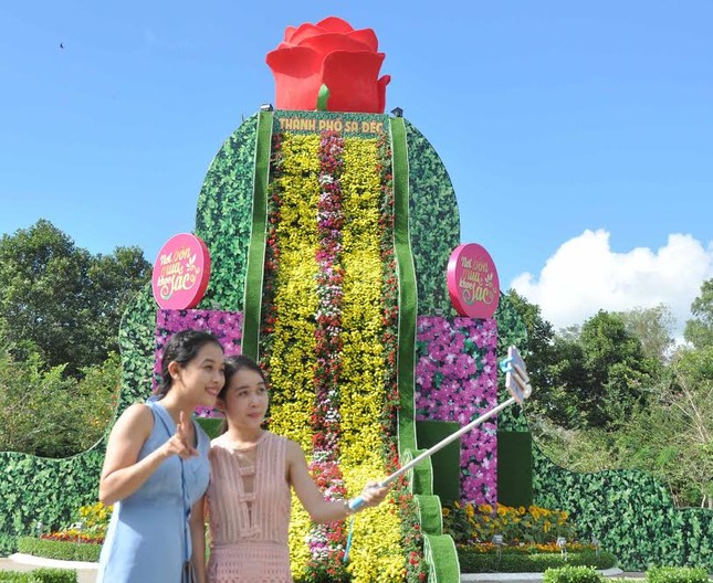 Giới trẻ đội nắng chụp ảnh bên thác hoa lớn nhất Việt Nam ảnh 1