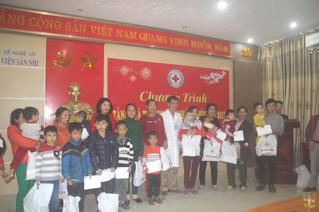 Ấm áp món quà Tết đến với bệnh nhân nghèo ảnh 1