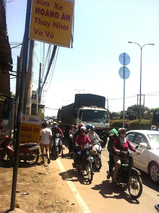 Tai nạn liên hoàn, Quốc lộ 22 kẹt cứng ảnh 2