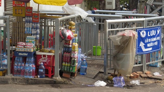 Chóng mặt với 'ma trận' hàng rào trên vỉa hè Sài Gòn ảnh 9