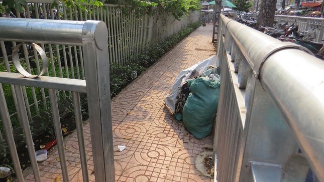 Chóng mặt với 'ma trận' hàng rào trên vỉa hè Sài Gòn ảnh 10