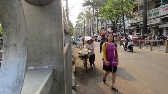 Chóng mặt với 'ma trận' hàng rào trên vỉa hè Sài Gòn ảnh 3