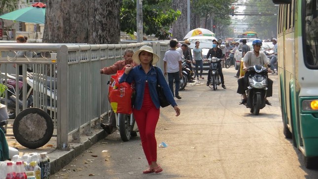 Chóng mặt với 'ma trận' hàng rào trên vỉa hè Sài Gòn ảnh 4