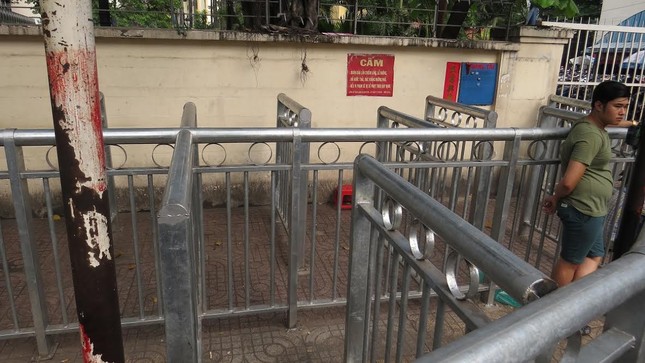 Chóng mặt với 'ma trận' hàng rào trên vỉa hè Sài Gòn ảnh 5