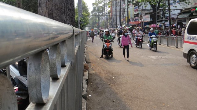 Chóng mặt với 'ma trận' hàng rào trên vỉa hè Sài Gòn ảnh 6