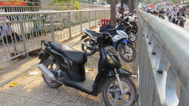 Chóng mặt với 'ma trận' hàng rào trên vỉa hè Sài Gòn ảnh 7