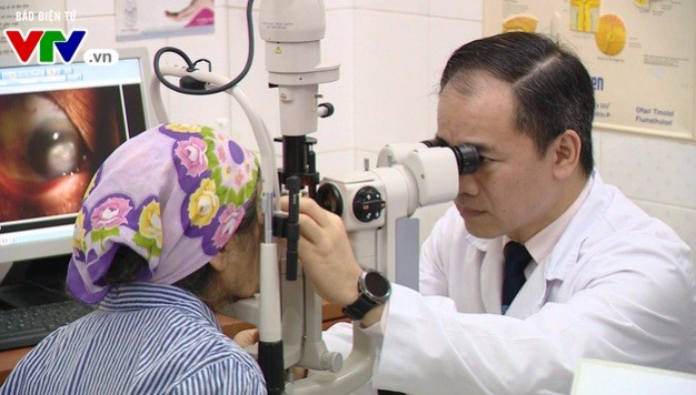 Cận cảnh quá trình ghép giác mạc của bé Hải An cho 2 người bệnh ảnh 1