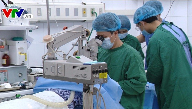 Cận cảnh quá trình ghép giác mạc của bé Hải An cho 2 người bệnh ảnh 3