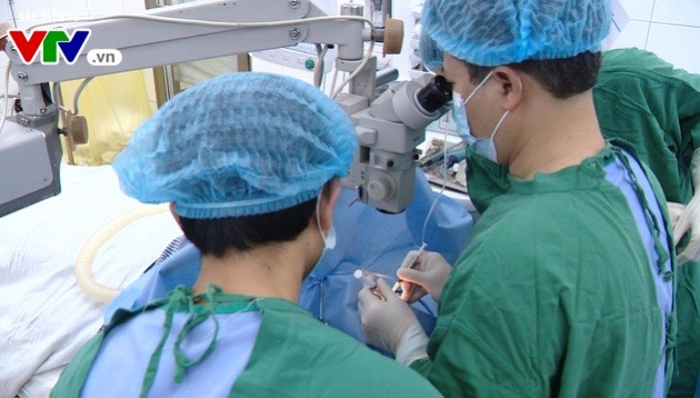 Cận cảnh quá trình ghép giác mạc của bé Hải An cho 2 người bệnh ảnh 4