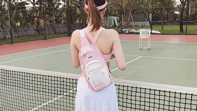 'Nữ hoàng nội y' Ngọc Trinh tung clip khoe eo con kiến và vũ đạo sexy ảnh 3