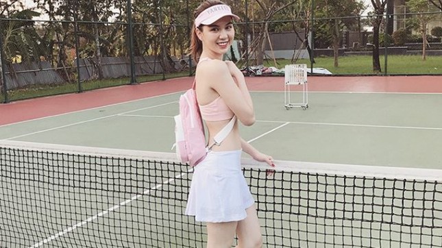 'Nữ hoàng nội y' Ngọc Trinh tung clip khoe eo con kiến và vũ đạo sexy ảnh 1