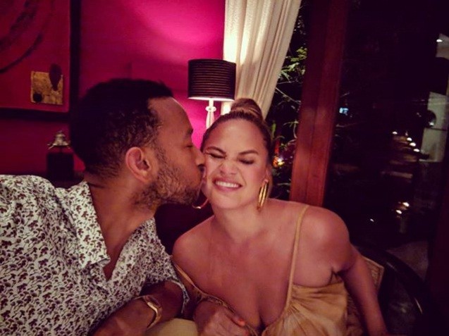 Vợ John Legend kể giây phút khoả thân hãi hùng trốn động đất Indonesia ảnh 2