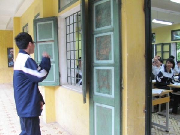 Thầy hiệu trưởng buồn rầu thu lại những lời học sinh viết