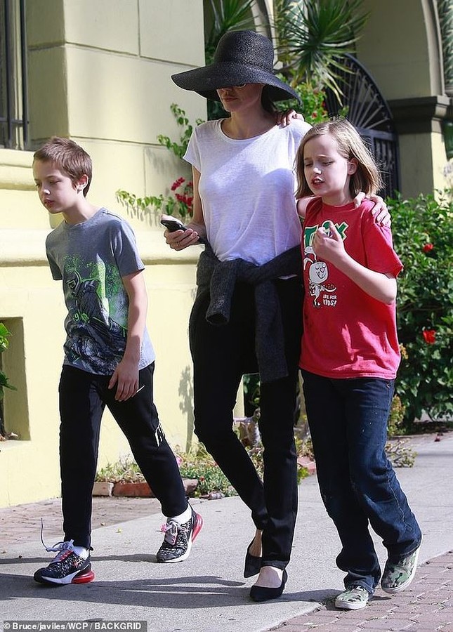 Nhìn lại 6 đứa trẻ nhà Jolie-Pitt giữa ‘cuộc chiến ly hôn’ của bố mẹ ảnh 10