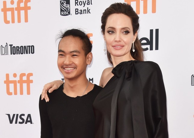 Nhìn lại 6 đứa trẻ nhà Jolie-Pitt giữa ‘cuộc chiến ly hôn’ của bố mẹ ảnh 2