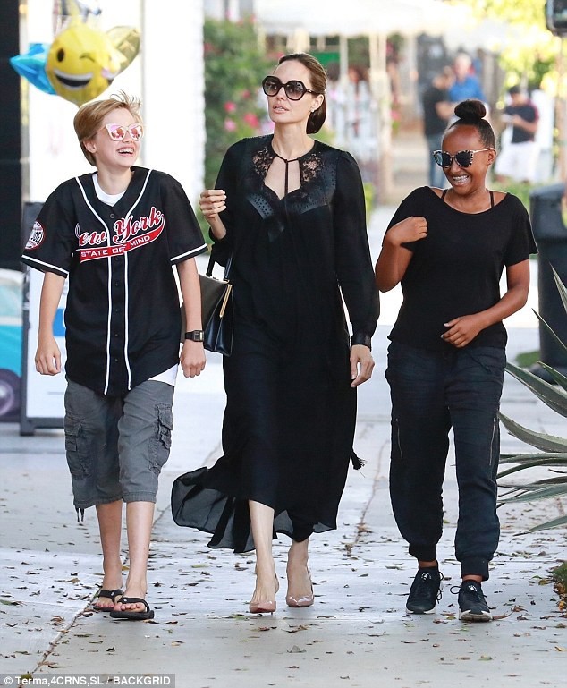Nhìn lại 6 đứa trẻ nhà Jolie-Pitt giữa ‘cuộc chiến ly hôn’ của bố mẹ ảnh 4