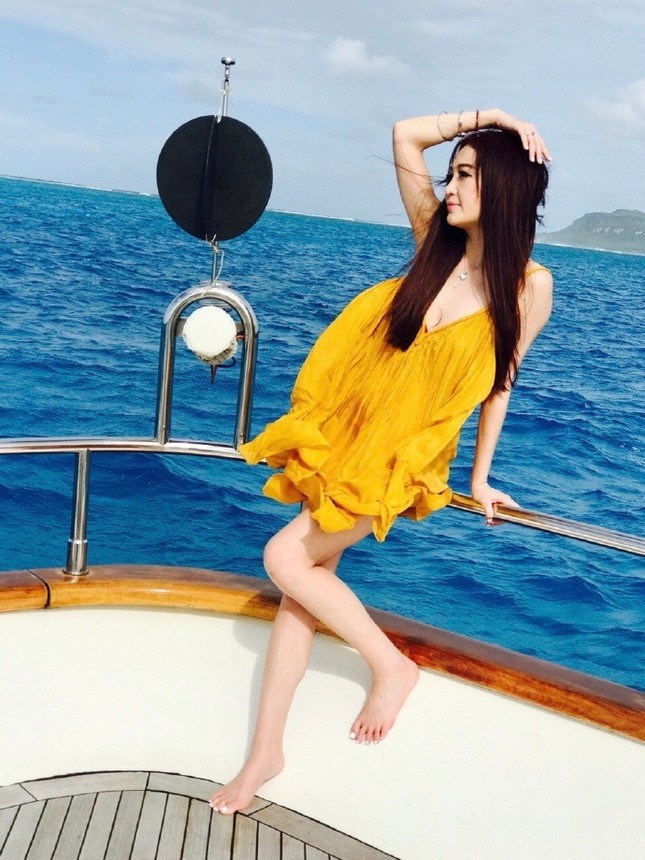‘Phan Kim Liên’ Ôn Bích Hà mặc bikini khoe body nuột nà ở tuổi 52 ảnh 9