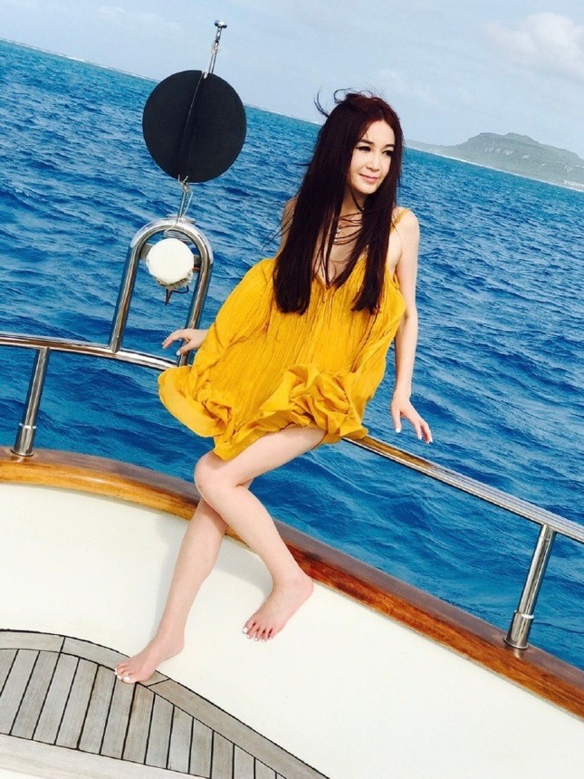 ‘Phan Kim Liên’ Ôn Bích Hà mặc bikini khoe body nuột nà ở tuổi 52 ảnh 10
