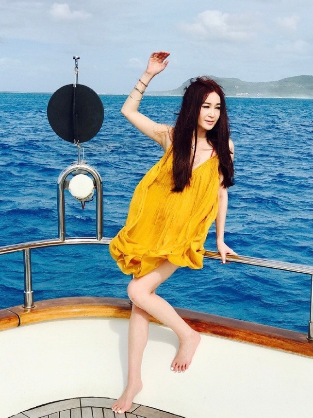 ‘Phan Kim Liên’ Ôn Bích Hà mặc bikini khoe body nuột nà ở tuổi 52 ảnh 11