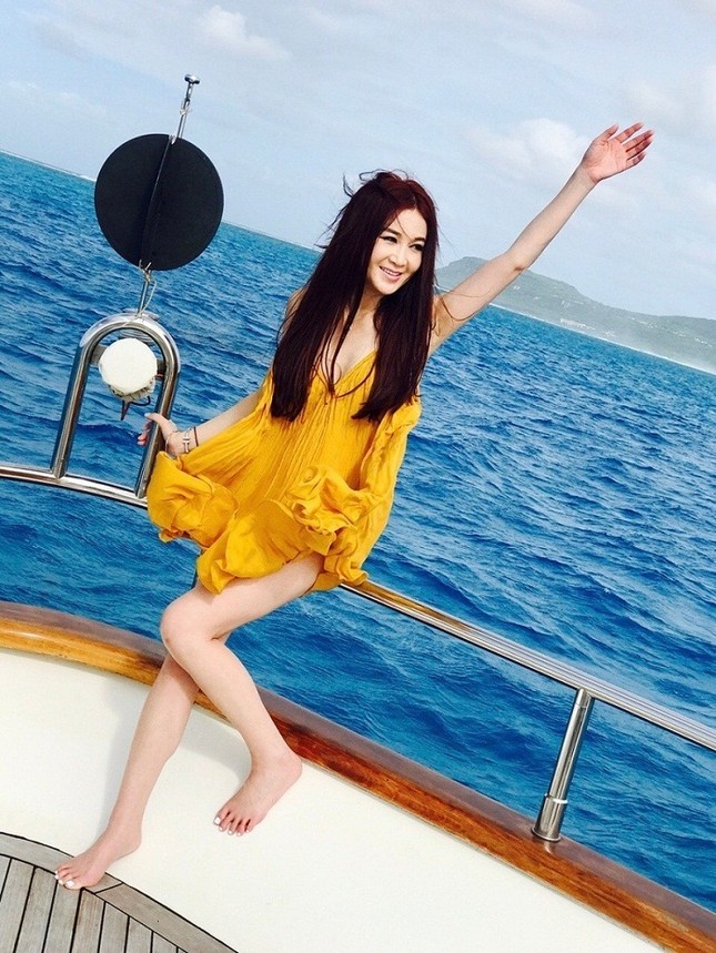 ‘Phan Kim Liên’ Ôn Bích Hà mặc bikini khoe body nuột nà ở tuổi 52 ảnh 12