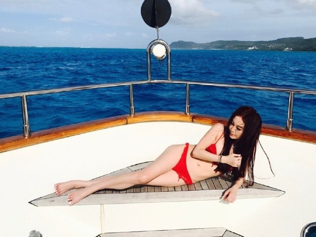‘Phan Kim Liên’ Ôn Bích Hà mặc bikini khoe body nuột nà ở tuổi 52 ảnh 2