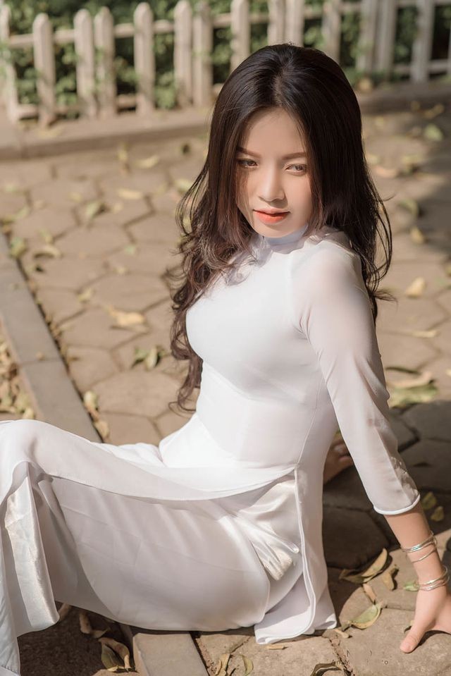 Thiếu nữ xứ Thanh diện áo dài trắng khiến cánh mày râu ngẩn ngơ ảnh 2