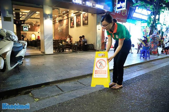 Phạt đến 7 triệu đồng hành vi vứt rác bừa bãi tại phố đi bộ hồ Hoàn Kiếm ảnh 1