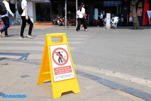 Phạt đến 7 triệu đồng hành vi vứt rác bừa bãi tại phố đi bộ hồ Hoàn Kiếm ảnh 3