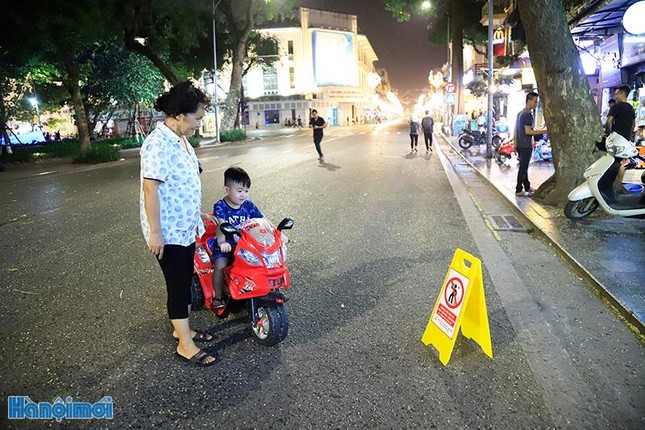 Phạt đến 7 triệu đồng hành vi vứt rác bừa bãi tại phố đi bộ hồ Hoàn Kiếm ảnh 8
