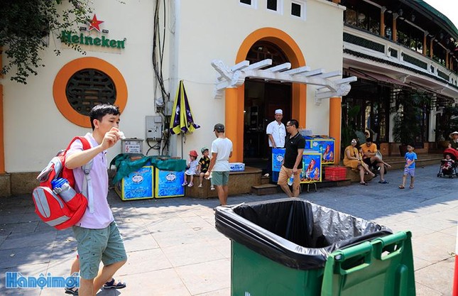Phạt đến 7 triệu đồng hành vi vứt rác bừa bãi tại phố đi bộ hồ Hoàn Kiếm ảnh 9