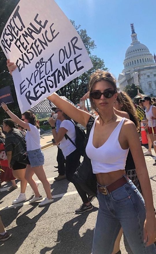 Emily Ratajkowski đăng ảnh khoả thân phản đối cấm phá thai ảnh 2