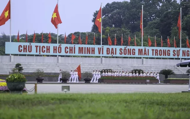 Ngàn người nghiêm trang dự lễ chào cờ ngày Quốc khánh trên Quảng trường Ba Đình ảnh 1