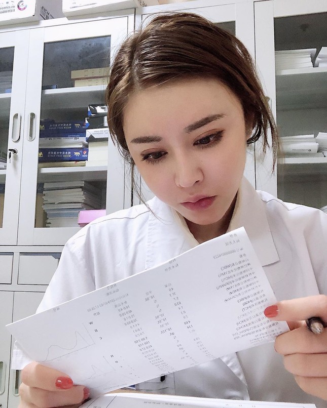 Nữ bác sĩ trở thành hiện tượng mạng vì ‘gương mặt thiên thần, thân hình lực sĩ’ ảnh 1