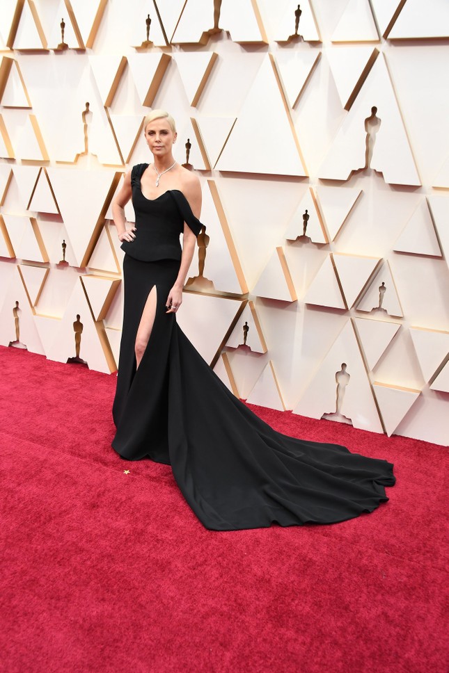 Dàn mỹ nhân Hollywood mặc gợi cảm táo bạo, đổ bộ thảm đỏ Oscar 2020 ảnh 1