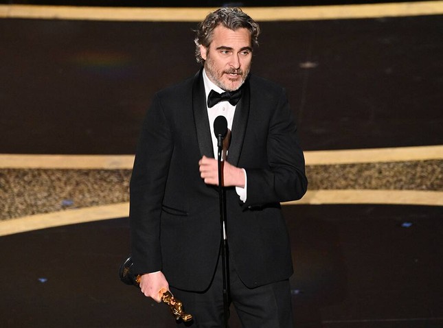 'Joker' Joaquin Phoenix phát biểu bất ngờ sau giành tượng vàng Oscar 2020 ảnh 2