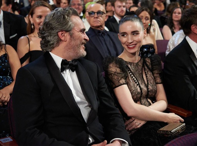 'Joker' Joaquin Phoenix phát biểu bất ngờ sau giành tượng vàng Oscar 2020 ảnh 6