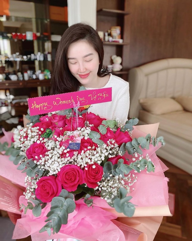 Ngọc Trinh khoe quà đắt giá, Võ Hoàng Yến cover ‘vũ điệu rửa tay' ngày 8/3 ảnh 2